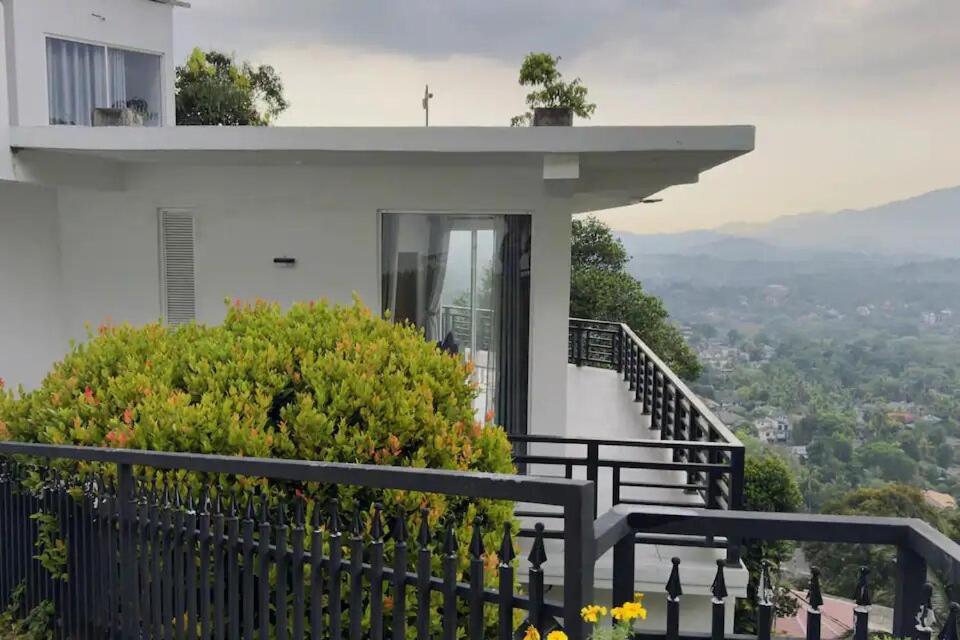 Dream House Residence Канди Екстериор снимка